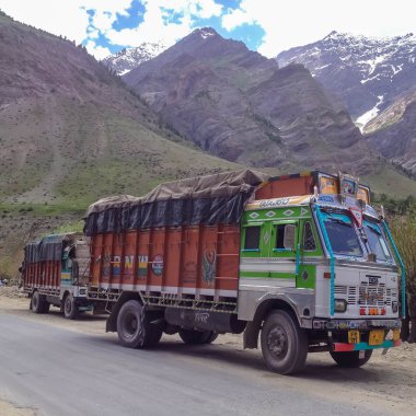 Manali, Hindistan - 5 Temmuz 2014: Manali 'deki yerel kamyon - Leh, Ladakh karayolu, Hindistan