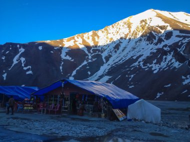 Manali-Leh, Hindistan - 5 Temmuz 2014: Küçük bir köy, Manali 'deki yerel restoran ve mağaza - Sarchu kampı - Leh, Ladakh karayolu