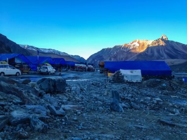 Manali-Leh, Hindistan - 5 Temmuz 2014: Küçük bir köy, Manali 'deki yerel restoran ve mağaza - Sarchu kampı - Leh, Ladakh karayolu