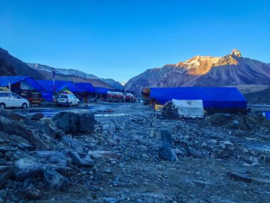 Manali-Leh, Hindistan - 5 Temmuz 2014: Küçük bir köy, Manali 'deki yerel restoran ve mağaza - Sarchu kampı - Leh, Ladakh karayolu