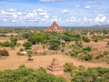 Bagan Vadisi ile antik pagoda adlı görüntüleyin. Bagan, Bagan (putperest), Myanmar tapınakları.