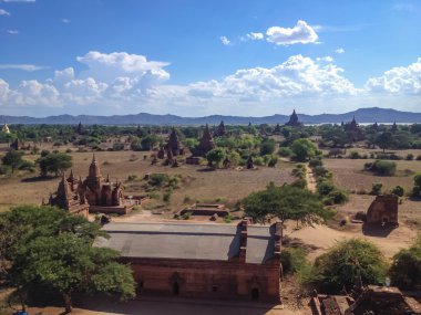 Bagan Vadisi ile antik pagoda adlı görüntülemek