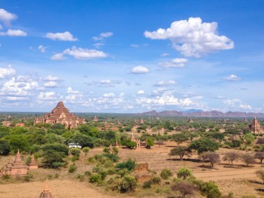 Bagan Vadisi ile antik pagoda adlı görüntüleyin. Bagan, Bagan (putperest), Myanmar tapınakları.