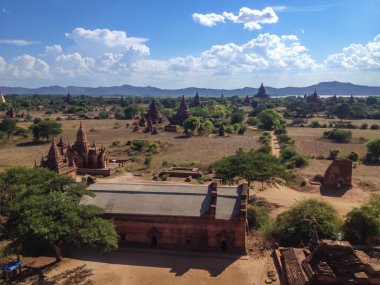 Bagan Vadisi ile antik pagoda adlı görüntüleyin. Bagan, Bagan (putperest), Myanmar tapınakları.