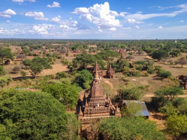Bagan Vadisi ile antik pagoda adlı görüntülemek
