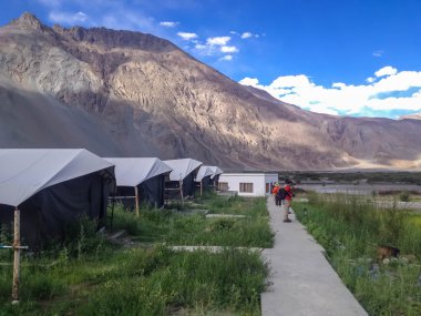 Ladakh, Hindistan - 9 Haziran: Turistler 9 Temmuz 2014 'te Hindistan' ın Nubra Vadisi 'ni ziyaret ettiler