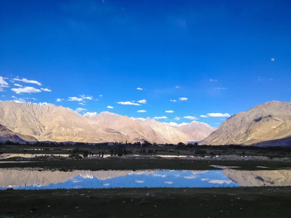 反映印度北部Leh Ladakh的Nubra Valley的水塘 — 图库照片