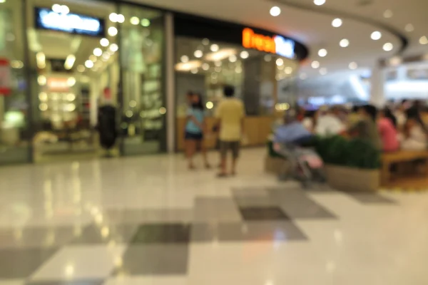 Centro comercial, el comercio moderno con la gente en el fondo borroso — Foto de Stock