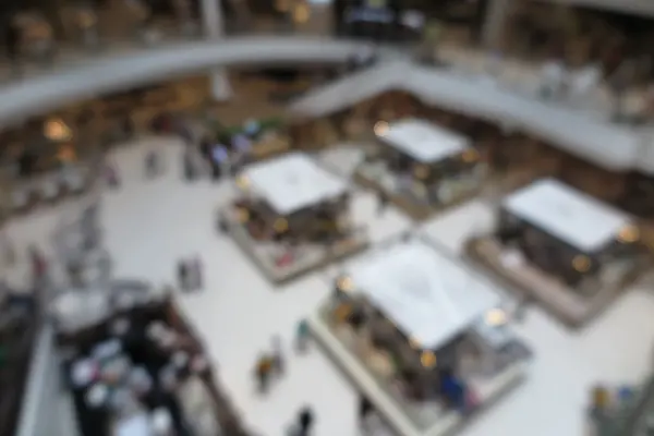 Εμπορικό κέντρο σύγχρονου εμπορίου με ανθρώπους σε Θάμπωμα φόντου — Φωτογραφία Αρχείου