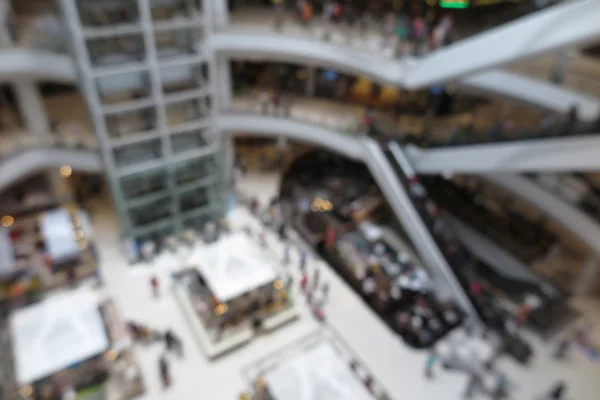 Shopping center, comércio moderno com pessoas em fundo de borrão — Fotografia de Stock