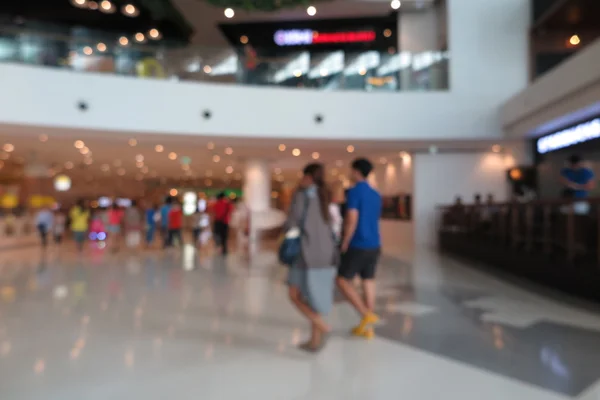 Shopping center, comércio moderno com pessoas em fundo de borrão — Fotografia de Stock