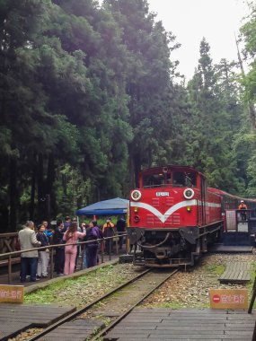 Alishan, Tayvan - 4 Mayıs 2013: Alishan Ulusal Sahne Bölgesi 'ndeki Alishan Orman Treni. İnsanlar etrafını keşfederken görülebilir.