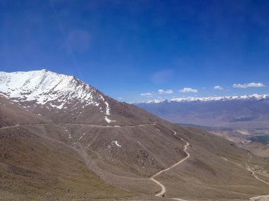 Khardungla Geçidi. Dünyanın en yüksek yolu. Leh, Ladakh, Hindistan