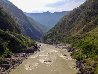 Dağ nehri manzarası, Pokhara, Nepal Pokhara şehri: dağ nehri manzarası, Pokhara, Nepal 'e yürüyüş