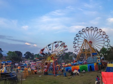 Pokhara, Nepal - 14 Nisan 2012 'de Pokhara, Nepal' deki lunaparktaki insanlar. Nepal, Birleşmiş Milletler listesindeki en az gelişmiş ülkelerden biri..