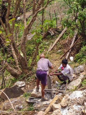 Annapurna, Nepal - 14 Nisan 2013: Nepalliler evlerinin tamiri için el yapımı Abc, Nepal