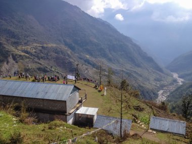 Annapurna, Nepal - 14 Nisan 2013: Annapurna ana kamp rotası görünümü, dağ, pirinç tarlası, köy, nehir, Nepal