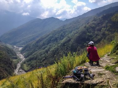 Annapurna, Nepal - 9 Nisan 2012: Annapurna Ana Kampı 'na Trekker yürüyüşü ve güzel dağ manzarası, Abc, Nepal