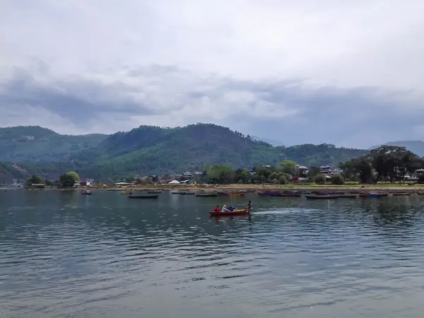 Pokhara Nepal Avr Les Touristes Profitent Une Promenade Bateau Dans — Photo