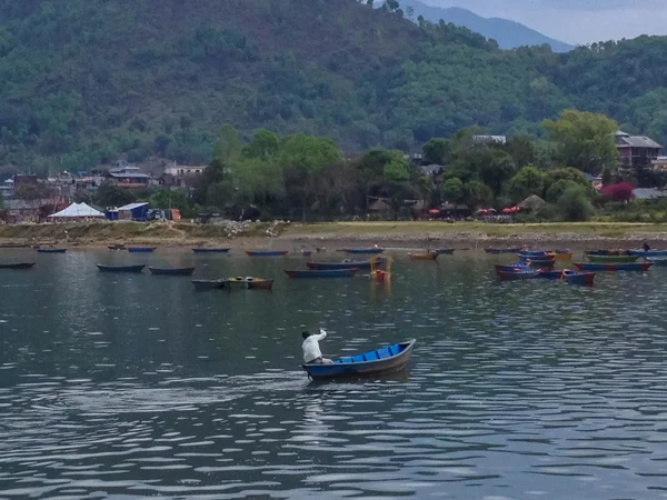 Pokhara Nepal Apr Turisti Godono Giro Barca Nel Vasto Lago — Foto Stock