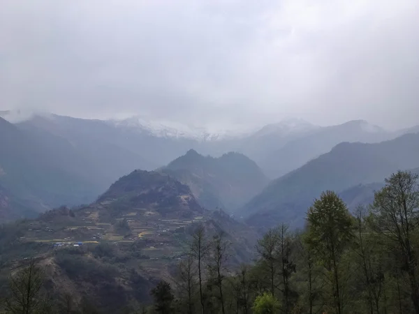 从Tatopani村到尼泊尔Poonhill的远足路上 可以看到喜马拉雅山的美丽景色 — 图库照片