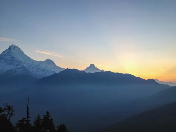 Annapurna Himalayalar 'da gün doğumu Poon Hill, Nepal