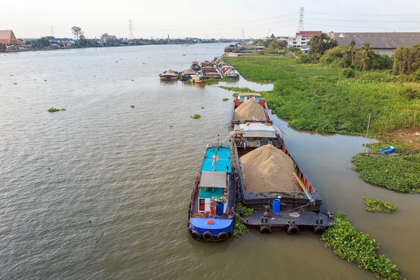 Büyük mavna taşıyan nehir kuma