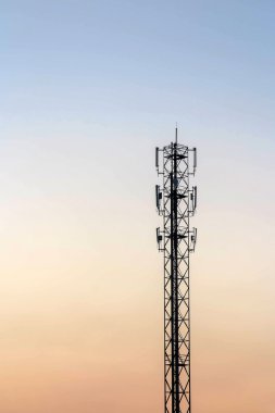 Telekomünikasyon hücresel kule alacakaranlık arka plan üzerinde