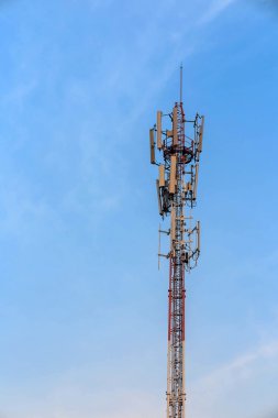 Kule mavi gökyüzü arka planda anten ve telekomünikasyon