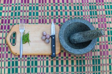 Knifte, çatal, halka ve kesme blok biber ve soğan, Tay geleneksel mutfak ile