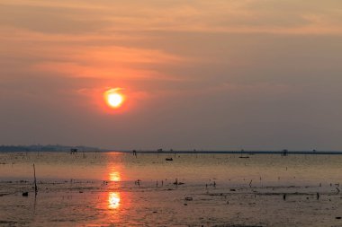 Gün batımında Chonburi plaj ve deniz, Tayland
