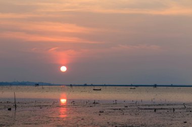 Gün batımında Chonburi plaj ve deniz, Tayland