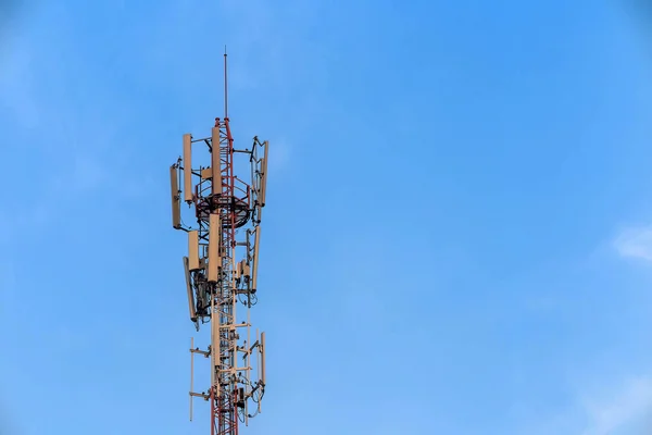 Kule mavi gökyüzü arka planda anten ve telekomünikasyon
