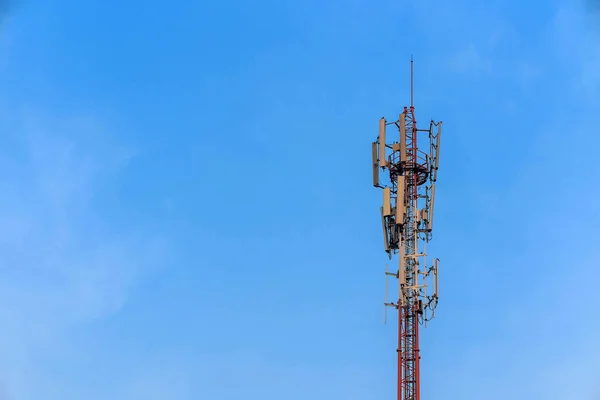 Kule mavi gökyüzü arka planda anten ve telekomünikasyon