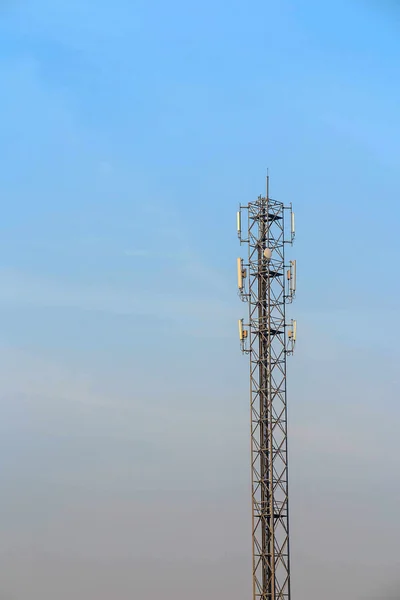 Kule mavi gökyüzü arka planda anten ve telekomünikasyon
