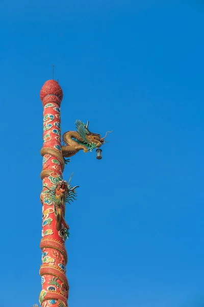Статуї з Green dragon на червоний полюс перед Naja Китайська храму, Angsila, Чонбурі, Таїланд — стокове фото