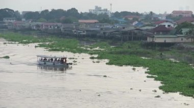 Üst görünüm üzerinde bir kalabalık Feribot Tekne geçiş nehir, Güneydoğu Asya, Bangkok