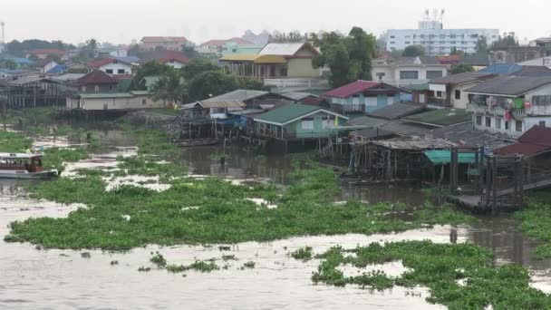 Vista superiore su un affollato traghetto che attraversa il fiume, sud-est asiatico, Bangkok — Video Stock