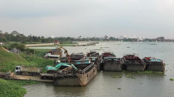 BANGKOK, TAILANDIA - DIC 2: Retroexcavadoras sacan arena de un barco a otro en Bangkok el 2 de diciembre de 2015 . — Vídeo de stock