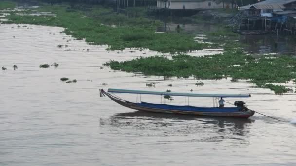 Vista superiore su un affollato traghetto che attraversa il fiume, sud-est asiatico, Bangkok — Video Stock