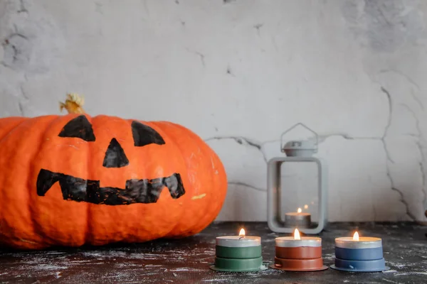 Grande zucca arancione per Halloween, candele accese — Foto Stock