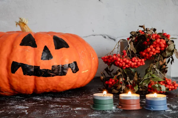 Grande zucca arancione per Halloween, candele accese — Foto Stock