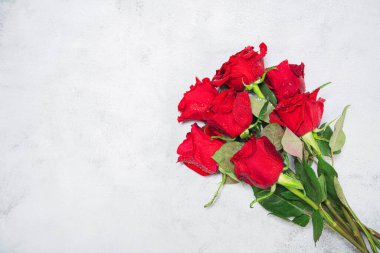 Bir buket kırmızı gül, açık arkaplanda. 7 gül. Tatil, yıldönümü kutlaması, doğum günü tebrikleri için bir yer var.. ...