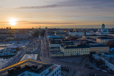 Finlandiya, Helsinki. 27 Şubat. Güneşli bir akşam, Baltık Denizi üzerinde gün batımı. İskandinavya. Bahar şehrinin manzarası.