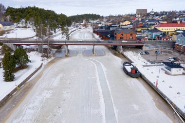 Finlandiya. Porvooo. 3 Mart 2021. Porvoonjoki nehri ve kışın şehir merkezi manzarası. Güneşli bir gün. İHA 'dan fotoğraf.
