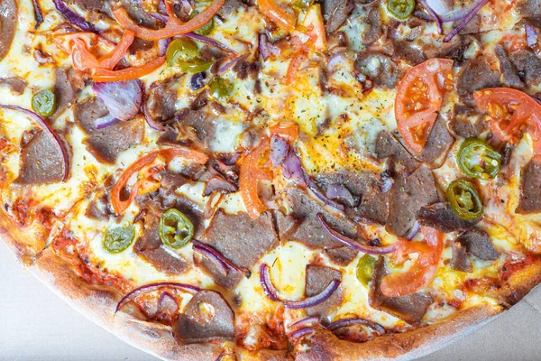 Domatesli ve soğanlı kebap pizzası, yakın plan..