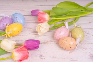 Bir buket çiçek. Laleler yakın plan. Farklı renklerde. Paskalya yumurtaları, kartpostal, bahar ve Paskalya kutlamaları.