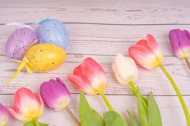 Bir buket çiçek. Laleler yakın plan. Farklı renklerde. Paskalya yumurtaları, kartpostal, bahar ve Paskalya kutlamaları.
