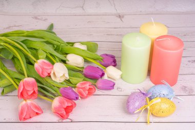 Bir buket çiçek. Laleler yakın plan. Farklı renklerde. Paskalya yumurtaları, mumlar. Kartpostal, Bahar ve Mutlu Paskalyalar