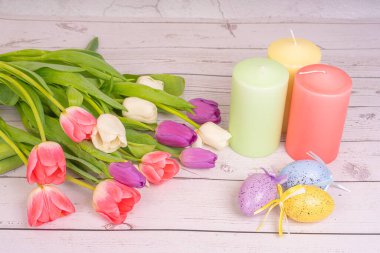 Bir buket çiçek. Laleler yakın plan. Farklı renklerde. Paskalya yumurtaları, mumlar. Kartpostal, Bahar ve Mutlu Paskalyalar